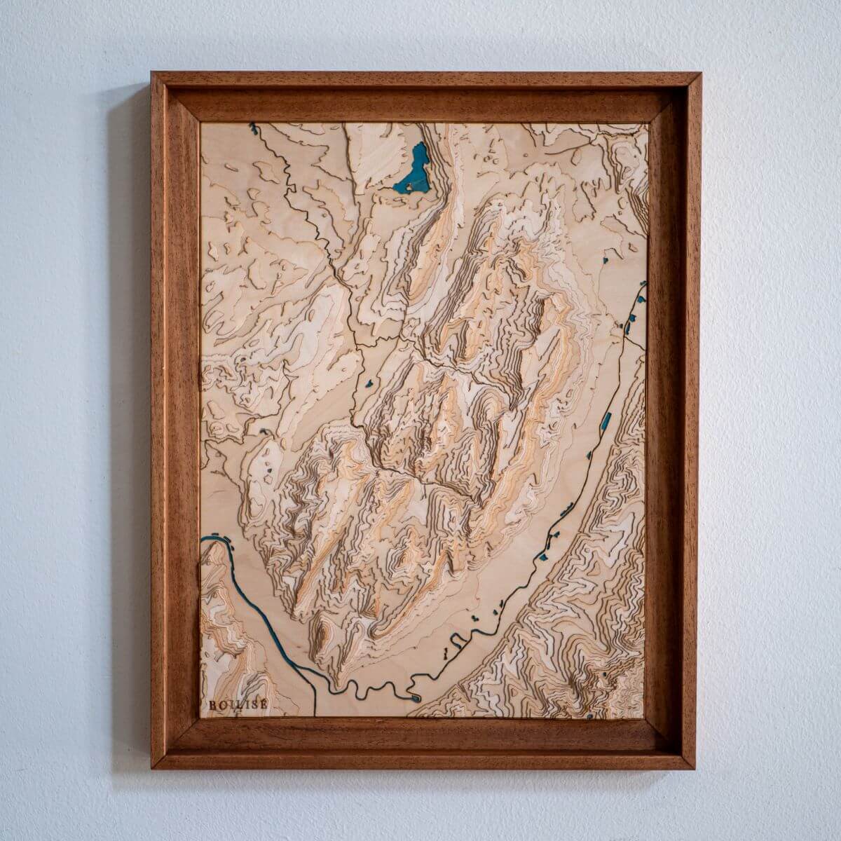 La carte du massif de la Chartreuse accrochée au mur pour donner du relief à votre déco